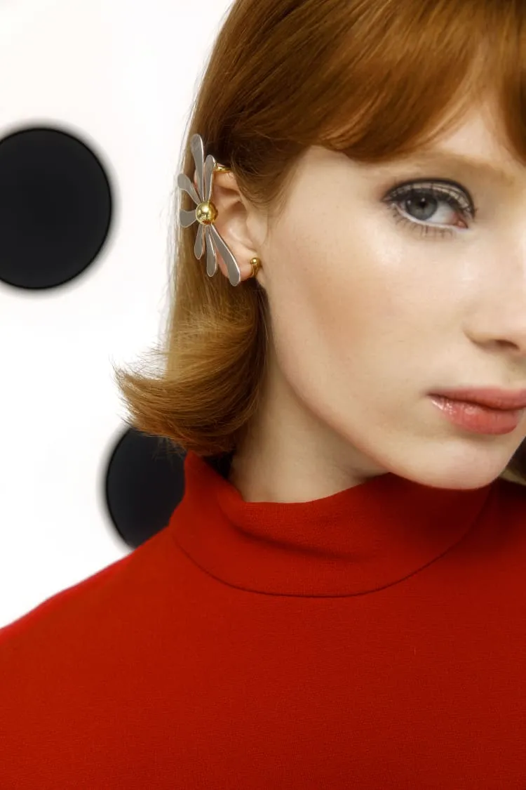 Daisy flower ear-cuff