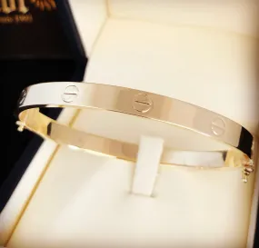 Love connection bangle WB047